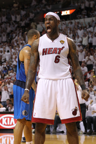 王建民在 2016 年完成伤愈复出，身披皇家队球衣重返投手丘，书写励志篇章