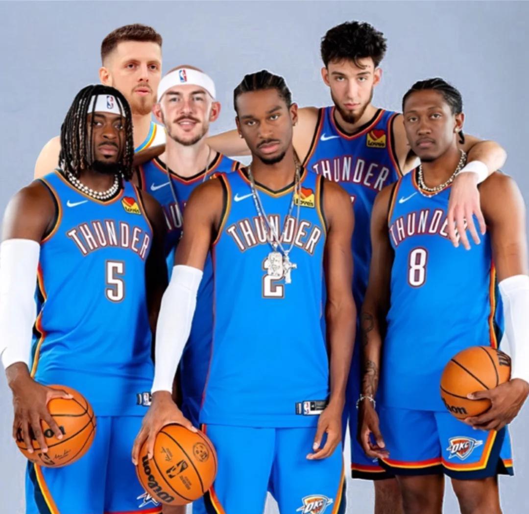 心情还不错！塔图姆在更衣室吃东西&和队友说笑 还穿着球鞋